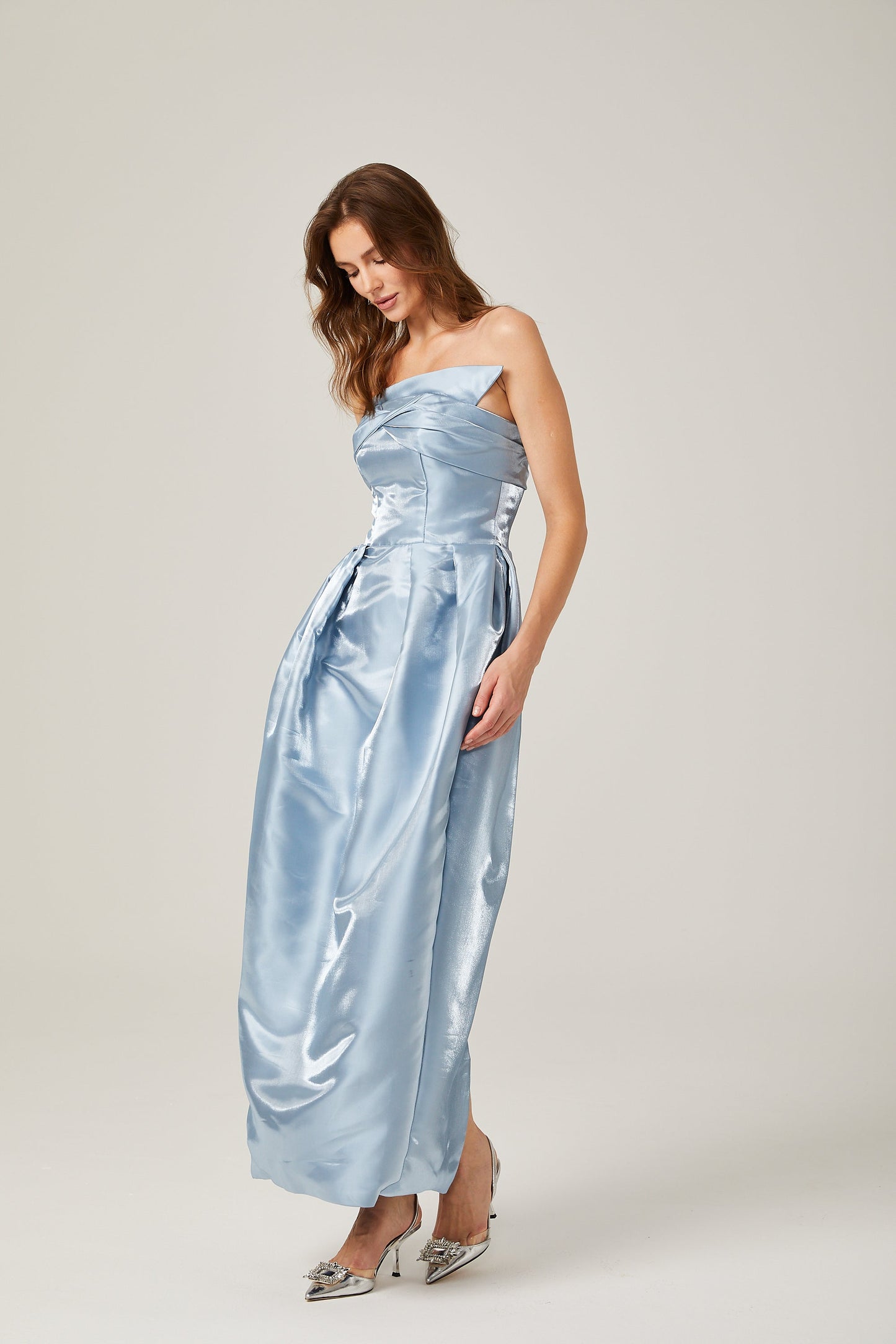 Cynthia blauwe asymmetrische off-shoulder maxi jurk